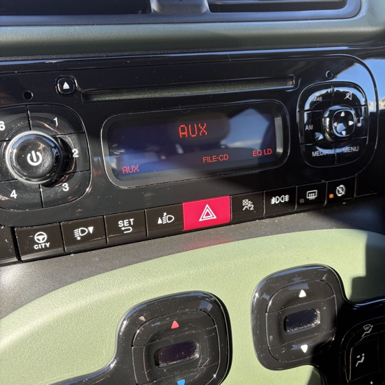 フィアットパンダその後(AUXケーブル取付け)