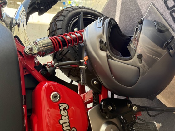 付属のヘルメットホルダーワイヤー